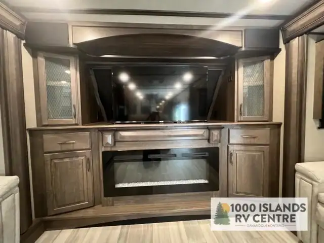 2023 Grand Design Solitude 380FL in Travel Trailers & Campers in Kingston - Image 17