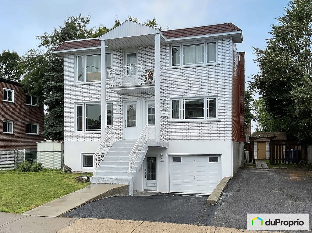 $899,000 - Triplex for sale in Longueuil (Vieux-Longueuil) — photo 1