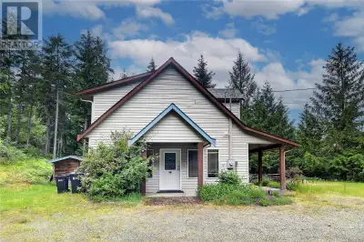 Peaceful and quiet one and a half acres North Qualicum! This 3 level family home is close to town an...