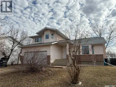 Welcome to this spacious 2 storey split, perfect for growing families, offering 3 bedrooms up, 1 dow...