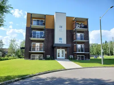 418-655-8281 Au 1871 des Herbes Sauvages, superbes 4 1/2, style condo très récent, situé dans un bel...
