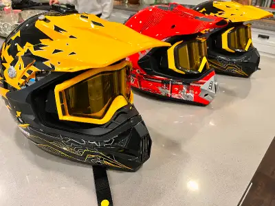 Selling 3 Skidoo/brp helmets with goggles. Orange is a M and a L&XL in the black/yellow. Asking $100...
