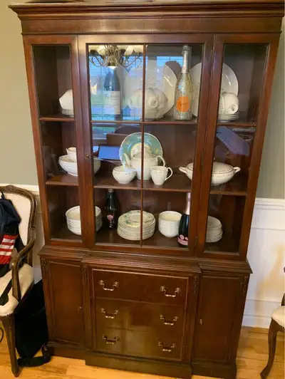 DUNCAN PHYFE CHINA CABINET Approx : 6 ft x 4 ft VG Cond Merrickville 613 269 3836 FIRM PRICE. Delive...