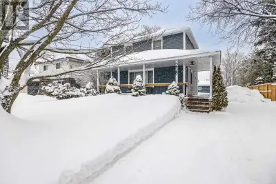 Absolutely move-in ready and ideally located in a fantastic central neighbourhood close to schools,...