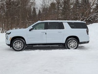 Powerful 6.2L V8 engine with 4x4 drive - Luxurious leather interior with panoramic sunroof - Advance... (image 4)