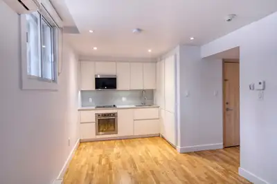 Renovated Akelius one bedroom apartment for rent. Located near Decelles Ave in the Cote-des-Neiges n...