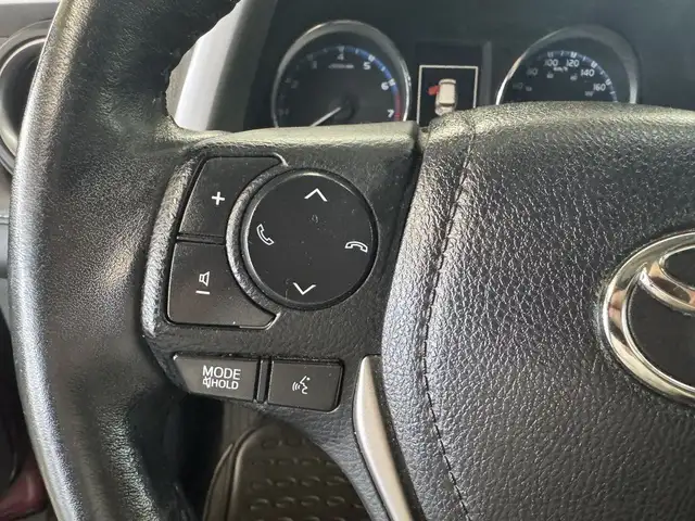 2018 Toyota RAV4 AWD XLE in Cars & Trucks in Longueuil / South Shore - Image 22