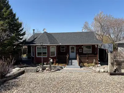 ANW//Rivers/Nestled in the serene oasis of Chimo Beach, this charming cottage-like home offers a pea...