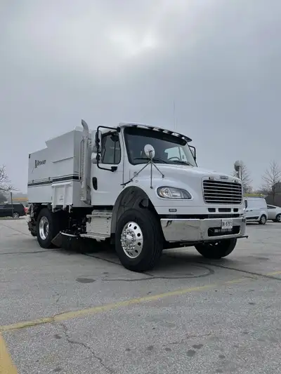 The most powerful and reliable single engine street sweeper on the market!! Fully loaded stainless h...