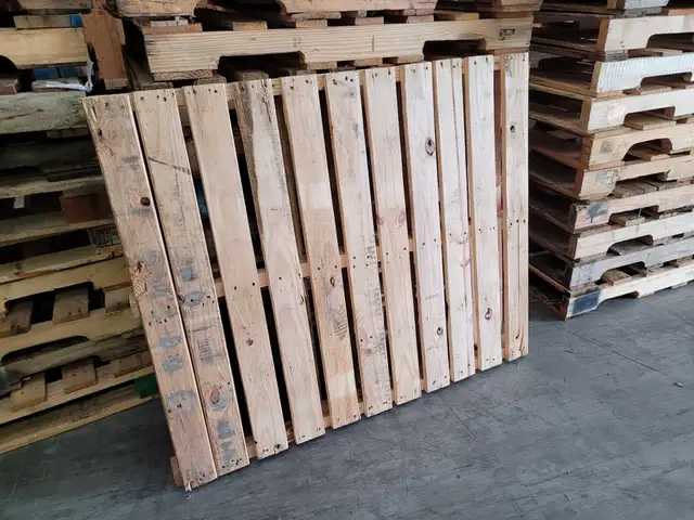 PLASTIC and WOOD pallets for sale IN STOCK dry - NO MINIMUM in Other in Mississauga / Peel Region - Image 4