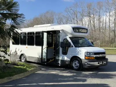 2017 Chevrolet Express 4500 Bus 22 Passenger including driver Wheelchair Ramp Master Body Switch Rea...