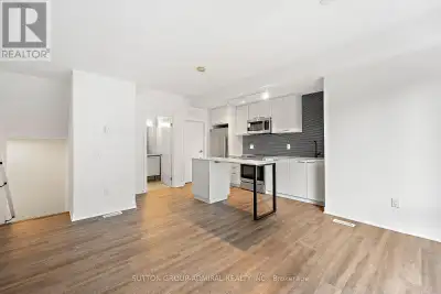 Gorgeous 3 Bdrm 2 Bathroom bright and spacious townhome in the prestigious st clair westvillage. Cen...