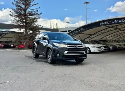 The 2017 Highlander LE AWD is a versatile mid-size crossover designed for families, offering seating...