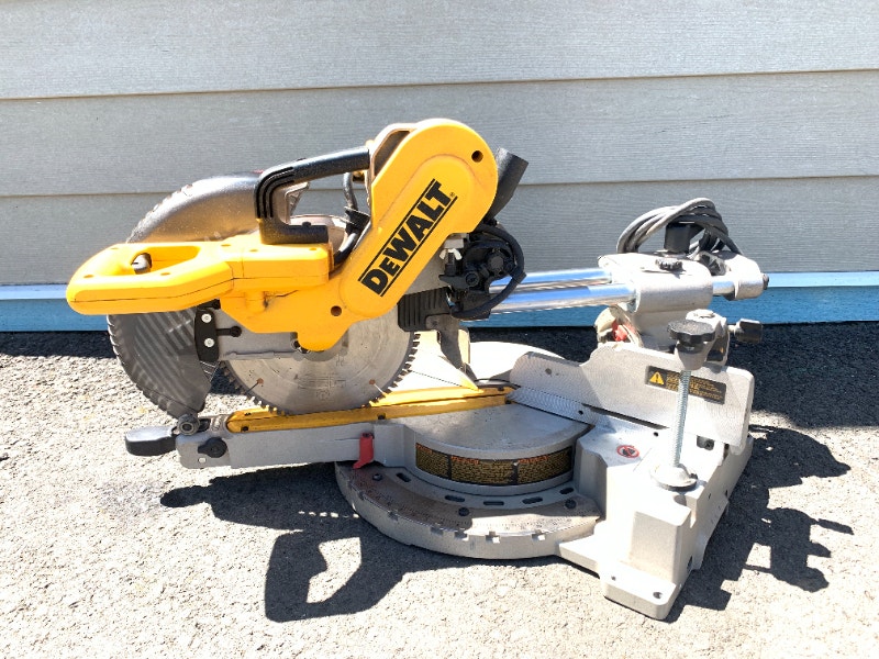 DeWalt 10" 15A Double Bevel Sliding Compound Miter Saw M(DW717