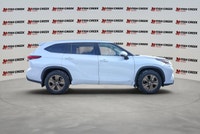 Experience the perfect blend of fuel-efficiency and family versatility with the 2022 Toyota Highland... (image 6)
