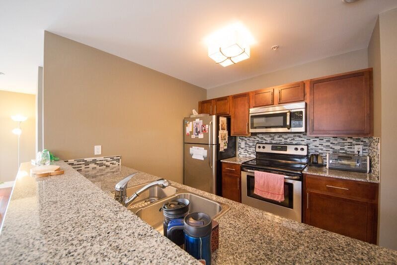 NICE 2BD AVAILABLE 4th FLOOR - In-suite laundry -Balcony $1895 3