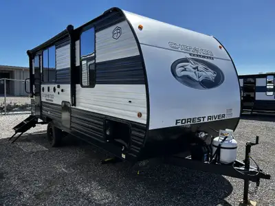 New Model! Specifications and Features: HITCH WEIGHT: 460 lb. GVWR: 5,560 lb. UVW: 4,164 lb. CCC: 1,...