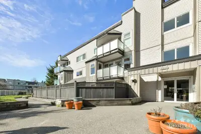 Walkable 2 Bed Condo in South Surrey Across from Semiahmoo Library and Steps to Shopping and Parks L...