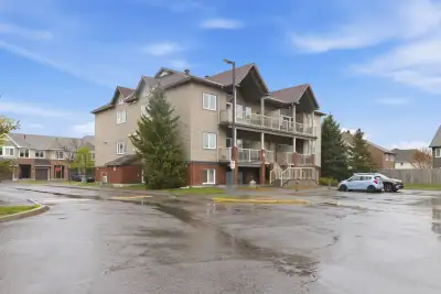 Rarely offered LOFT-style upper unit in sought-after Findlay Creek! This bright and beautifully main...