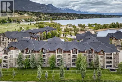TOP FLOOR VIEWS. SUNSET DECK. LAKE LIFE MADE EASY. Life is simply better from the top floor at Lake...