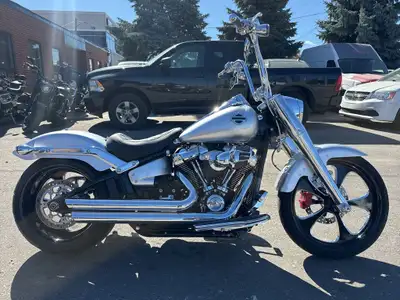Check out this 2022 CANADIAN Harley-Davidson Fat Boy 114ci Stage II with only 242kms !! NOT A MISPRI...