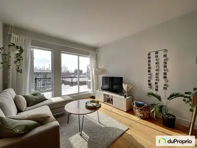 Rare sur le marché: condo 3 1/2 au dernier étage avec terrasse privée exclusive sur le toit ! Vivez...