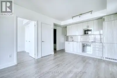 * Max Condos * 2 Bedrooms 2 Baths * 695 Sf Largest Corner 2 Bedroom Unit In The Building * 9 Ft Ceil...