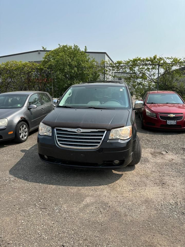 2010 Chrysler Town & Country TOURING in Cars & Trucks in London