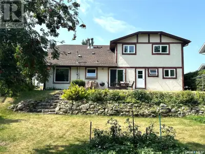 Welcome to 706 Donald St. This 5 bed/4 bath home is waiting for new owners. Outside the yard is an o...