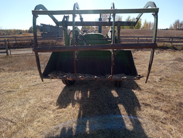 JOHN DEERE 2130 WITH LOADER AND GRAPPLE FORK in Farming Equipment in Red Deer - Image 3