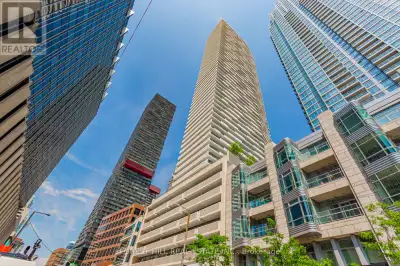 5702 - 2221 YONGE STREET Toronto (Mount Pleasant West), Ontario