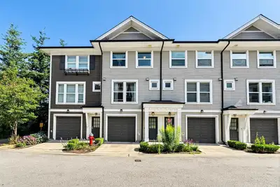 Equinox in North Delta is the premier complex in Sunstone! ! This artist's home has open floor plan...