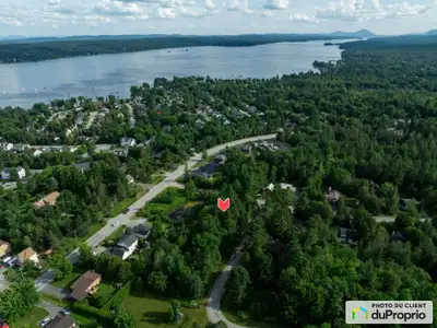 Beau et très rare terrain à vendre secteur Southière, Magog Superbe terrain de 10 000 pi² situé dans...
