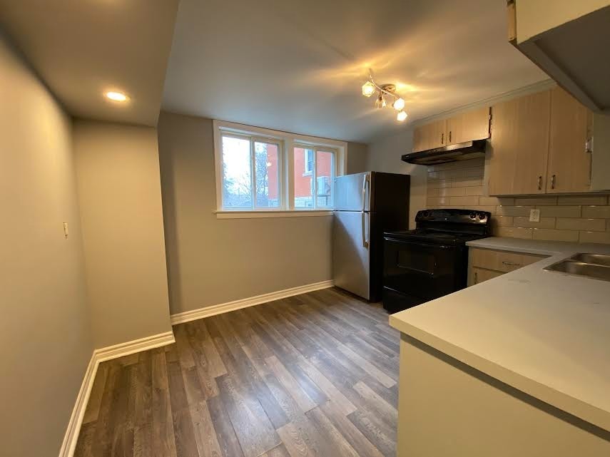 Large & Spacious 1-Bedroom Unit with Fireplace in Central Kitche 5