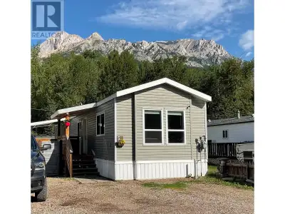 Rural setting in Snowy Peaks Park -- 2 bedroom home in desirable location on the back row. Lot is le...