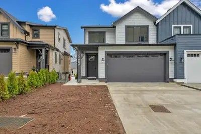 Beautiful brand new modern 1/2 duplex!!! This Gorgeous 6 bed and 4 bath with an open concept floor p...