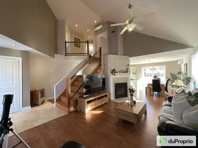 Découvrez cette magnifique demeure deux étages avec plafond cathédrale, doté de nombreuses fenêtres...