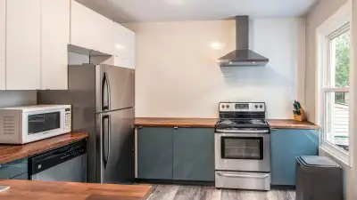 Available to University of Ottawa students May 1st, 2026. Entire home options available. This cozy f...