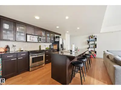 Welcome home to this spacious, luxury condo in the west downtown area. This one bed, one bath suite...