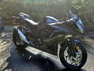 Super low km's (1306) ~ garage stored ~ never dropped! New battery last year.