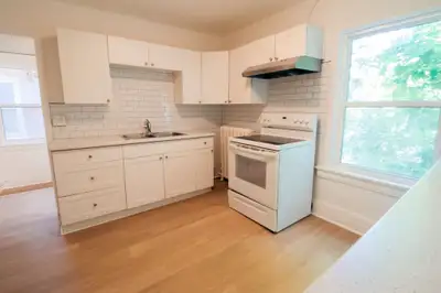 3 BEDROOM + DEN 2 LEVEL UPPER UNIT IN DOWNTOWN