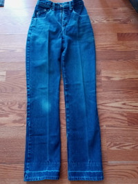 3 jeans de femme gr. 26 et chandail gr. small ....5$ chacun