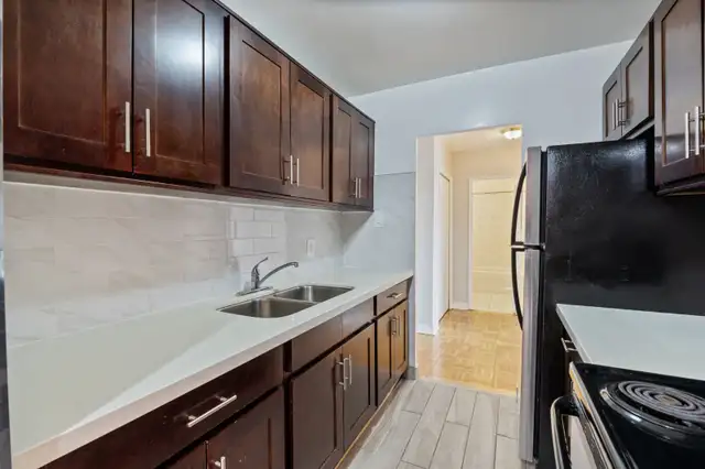 Beautiful Large Bachelor/Studio Apartment for Rent in Long Term Rentals in City of Toronto - Image 4