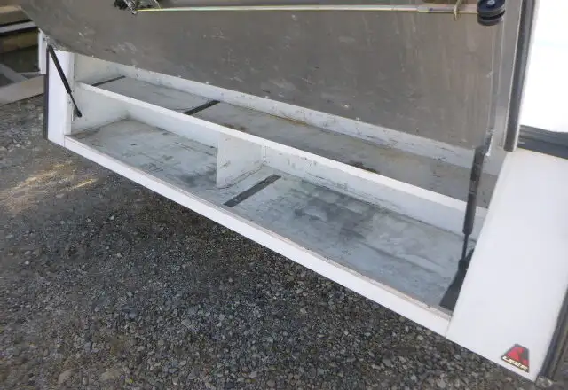 2014 - 2018 GMC Sierra or Chevrolet Silverado 6'6 White Leer Cap in Other Parts & Accessories in Kitchener / Waterloo - Image 5