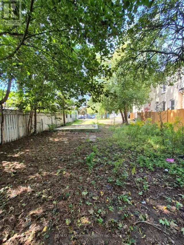 51 PEARL STREET Brantford, Ontario in Land for Sale in Brantford - Image 2
