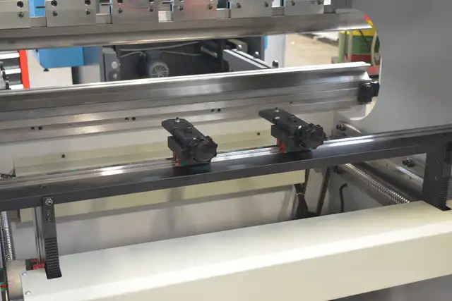 2 Axis NC Hydraulic Press Brake  EdgeBender in Power Tools in Mississauga / Peel Region - Image 9
