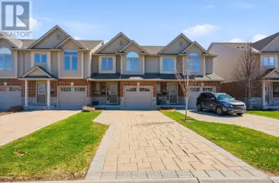 Excellent townhouse located in the sought-after Castle Rock community in London. This spacious1668 s...