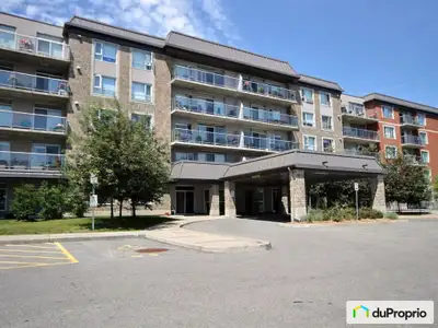 Magnifique condo de 1034 pi2 au 3e étage du Square Wilfrid. Unité très paisible et privée offrant de...