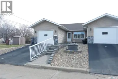This townhouse condo unit is situated in the Town of Assiniboia, in a prime location on the north en...