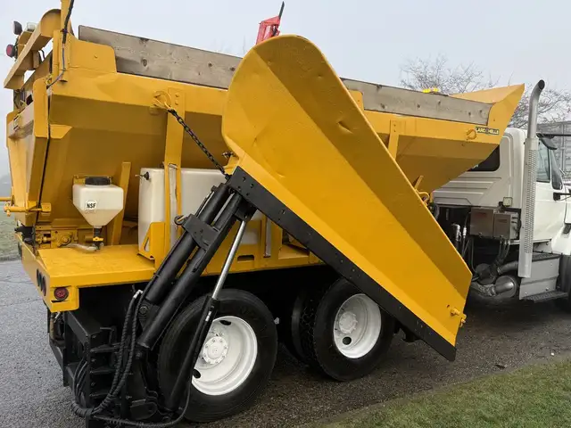 2016 International WorkStar 7400 14 Foot Dump Truck with 11 Foot in Heavy Trucks in Edmonton - Image 18